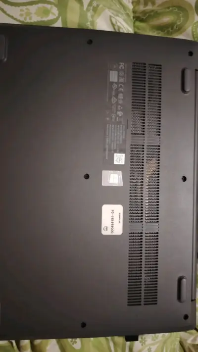 Laptop Lenovo V14 ADA en buen estado - miniatura 4