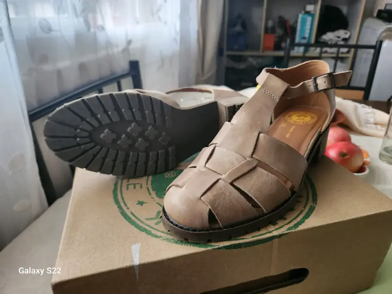 Sandalias de cuero beige con hebilla - 1
