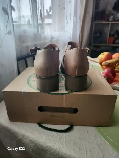 Sandalias de cuero beige con hebilla - miniatura 2