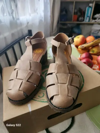 Sandalias de cuero beige con hebilla - miniatura 3