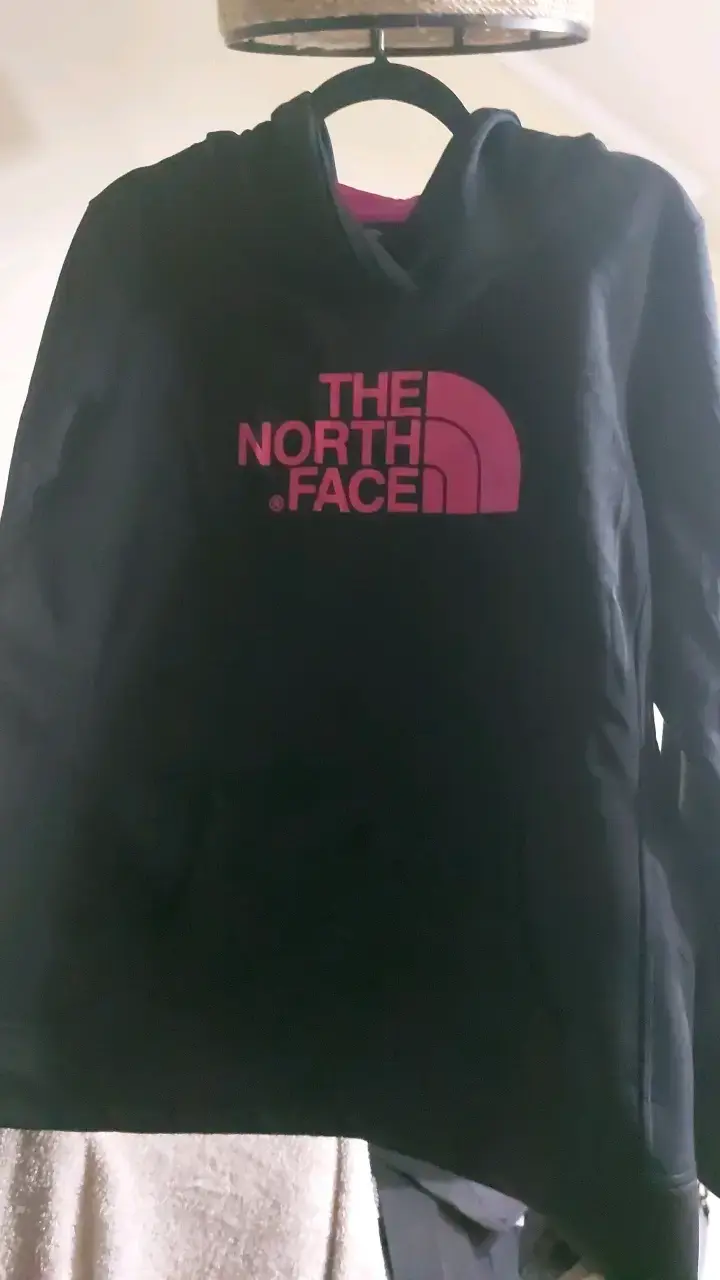 Polerón The North Face negro con logo rosa - 1