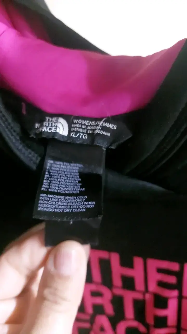 Polerón The North Face negro con logo rosa - 2