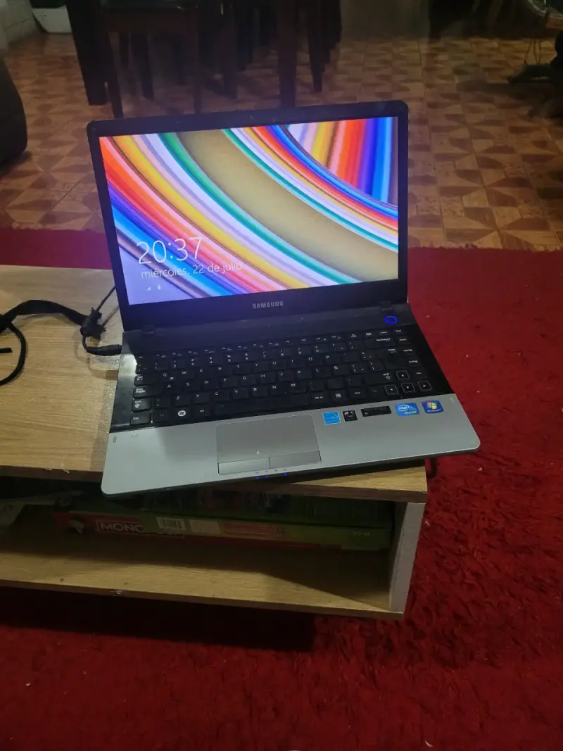 Notebook Samsung con pantalla LED y teclado completo - 1