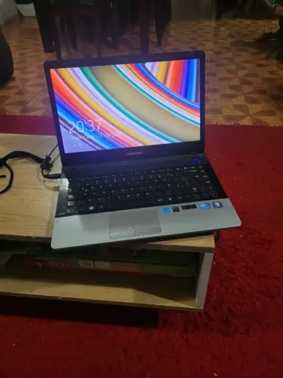 Notebook Samsung con pantalla LED y teclado completo - miniatura 1