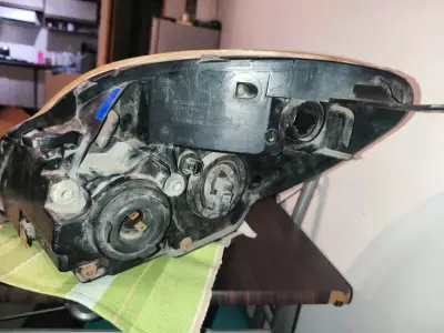 Foco delantero de auto usado en buen estado - miniatura 2
