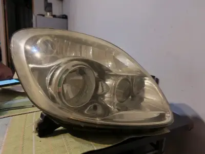 Foco delantero de auto usado en buen estado - miniatura 3