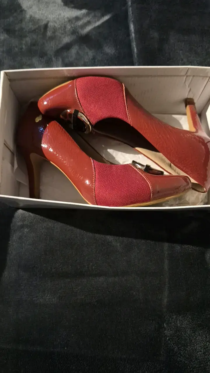 Zapatos de tacón alto rojos elegantes - 1