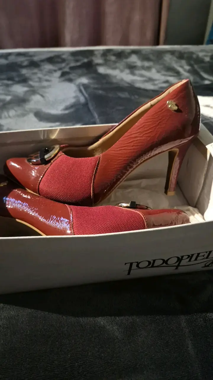 Zapatos de tacón alto rojos elegantes - 2