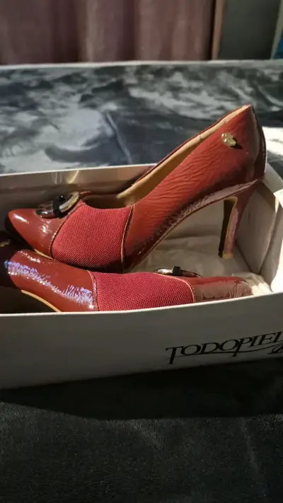 Zapatos de tacón alto rojos elegantes - miniatura 2