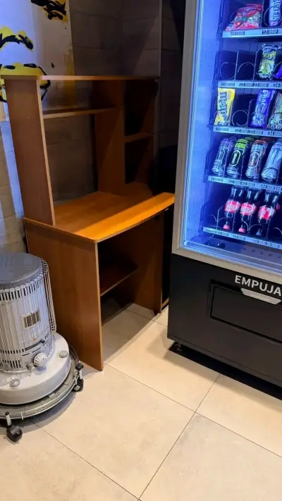 Escritorio de madera compacto para oficina, - miniatura 1