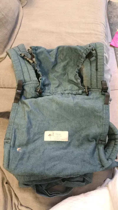 Mochila portabebé ergonómica azul - miniatura 3