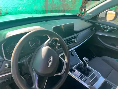 Interior de auto moderno con volante multifunción - miniatura 1