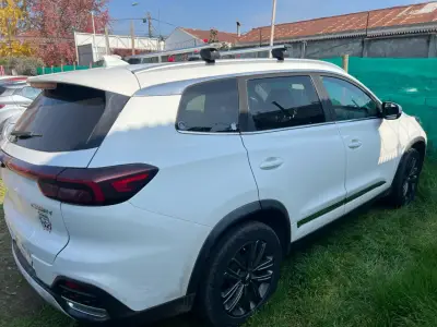 Interior de auto moderno con volante multifunción - miniatura 3