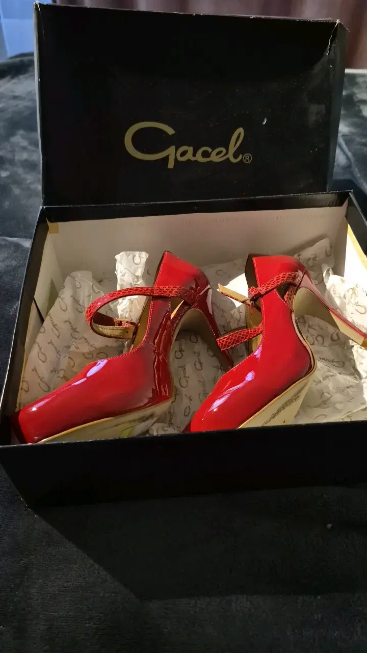 Zapatos de tacón rojo charol marca Gacel - 1