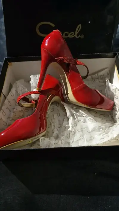 Zapatos de tacón rojo charol marca Gacel - miniatura 2