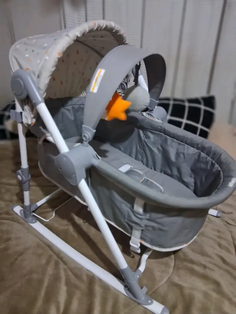 Cuna mecedora para bebé gris con toldo