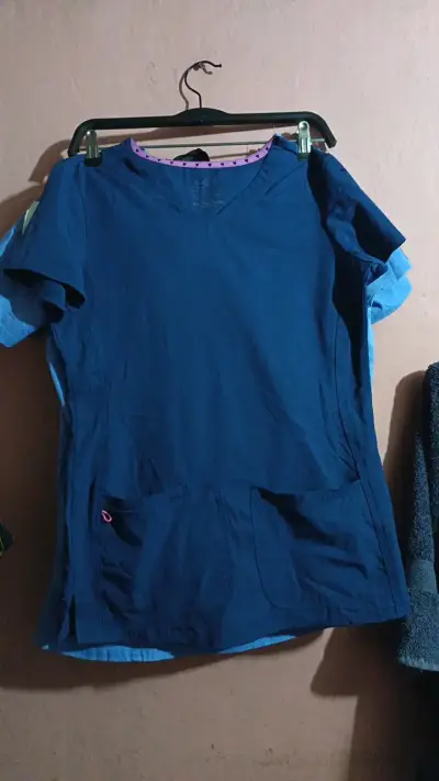Blusa médica azul para mujer con bolsillos - miniatura 1