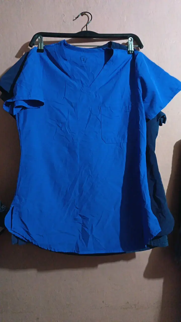 Blusa médica azul para mujer con bolsillos - 2