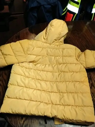 Chaqueta acolchada amarilla con capucha - miniatura 1