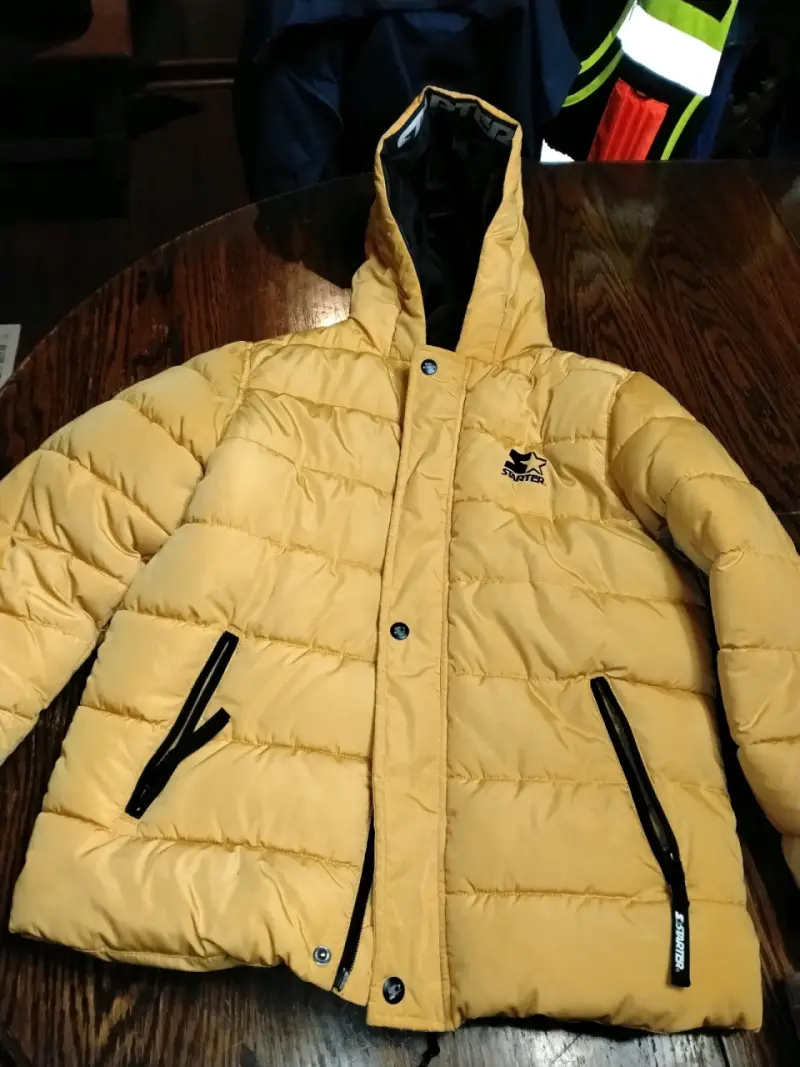 Chaqueta acolchada amarilla con capucha - 2