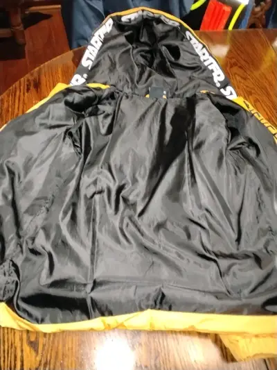Chaqueta acolchada amarilla con capucha - miniatura 3