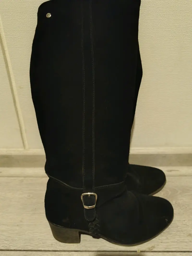 Botas negras de gamuza con hebilla