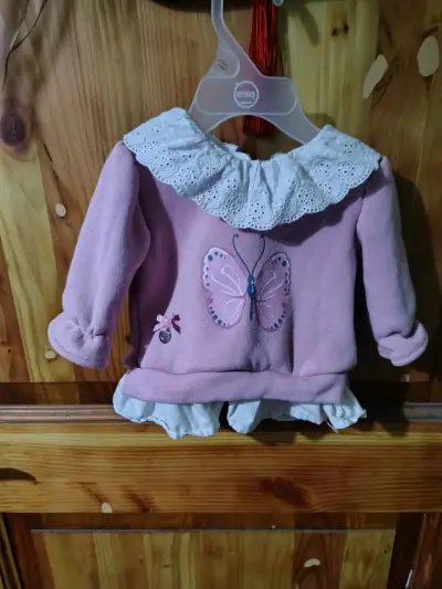 Polerón de bebé rosado con mariposa y cuello bordado - miniatura 1