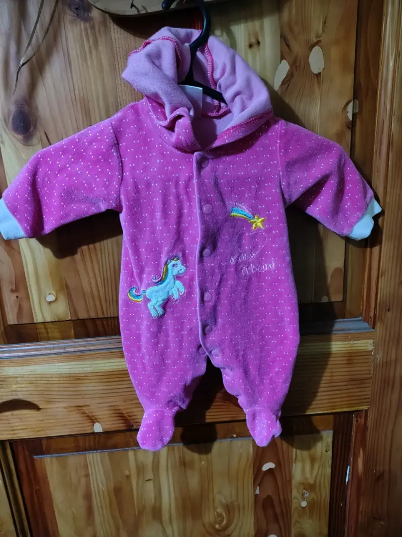 Polerón de bebé rosado con mariposa y cuello bordado - 2