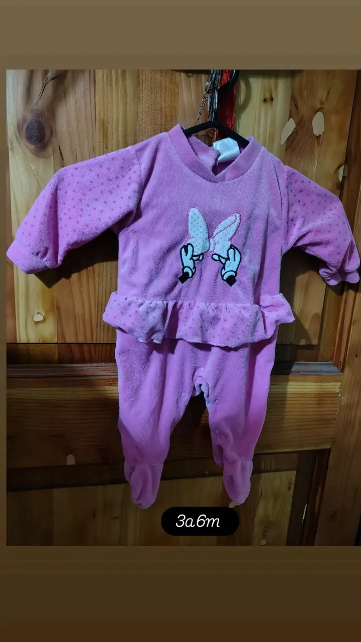 Polerón de bebé rosado con mariposa y cuello bordado - 3