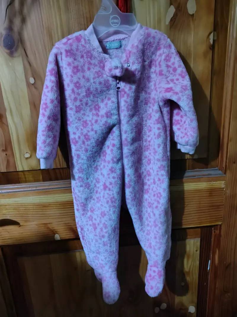 Polerón de bebé rosado con mariposa y cuello bordado - 4
