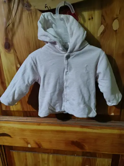 Polerón de bebé rosado con mariposa y cuello bordado - miniatura 6