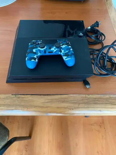 Consola PlayStation 4 con control camuflado - miniatura 1