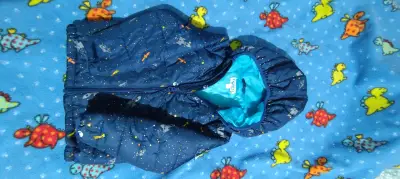 Chaqueta de niño azul con capucha y estampado espacial - miniatura 1