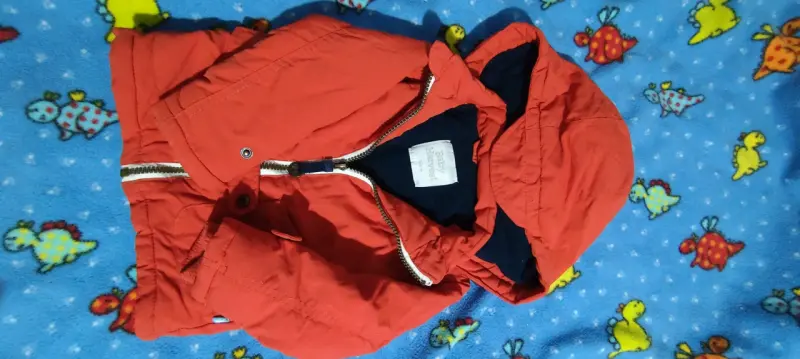 Chaqueta de niño azul con capucha y estampado espacial - 2