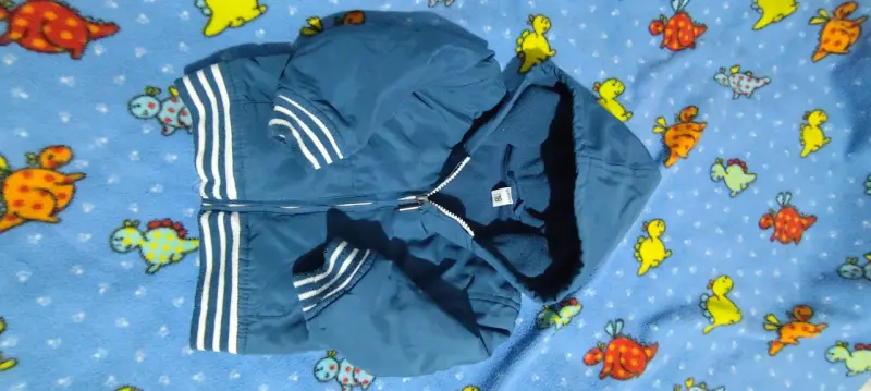 Chaqueta de niño azul con capucha y estampado espacial - 3