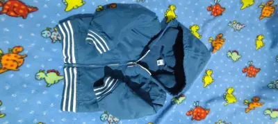 Chaqueta de niño azul con capucha y estampado espacial - miniatura 3