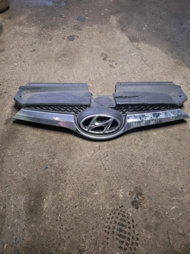Parrilla frontal Hyundai con logo cromado