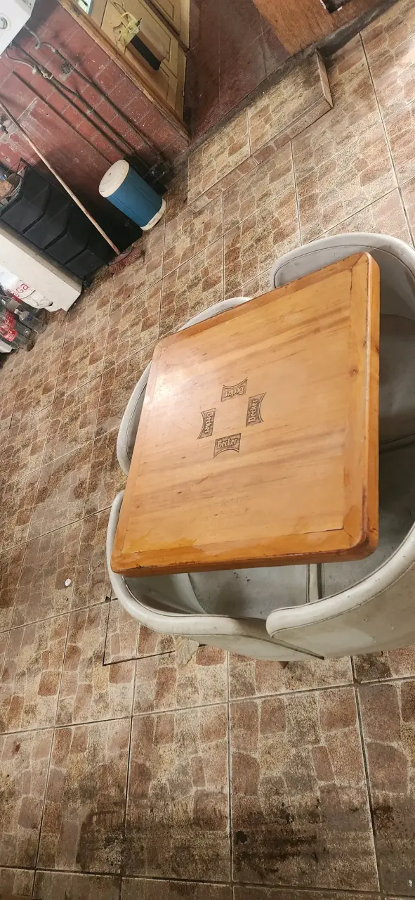 Mesa de madera estilo vintage con logo Becker - 1