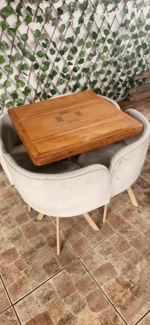 Mesa de madera estilo vintage con logo Becker - 3
