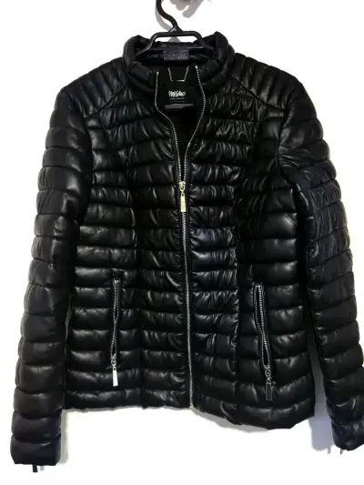 Chaqueta acolchada negra de cuero para mujer - miniatura 1