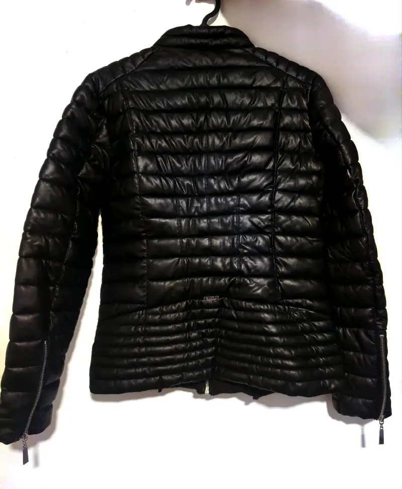 Chaqueta acolchada negra de cuero para mujer - 2