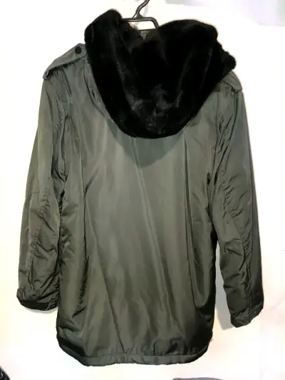 Parka verde con forro de piel sintética - miniatura 2