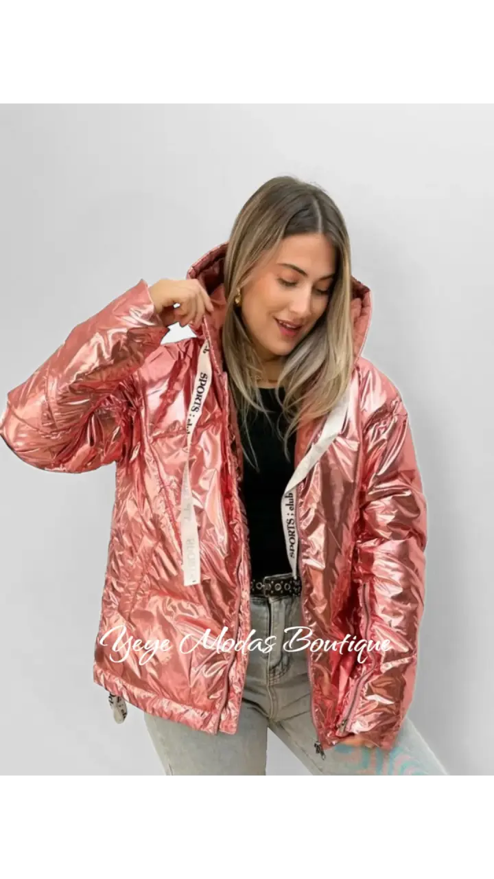 Chaqueta metálica rosada con capucha