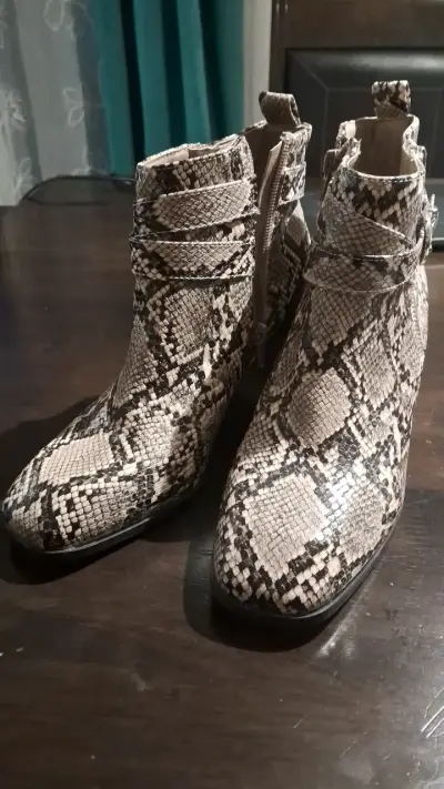 Botines de cuero sintético con estampado de serpie - miniatura 1