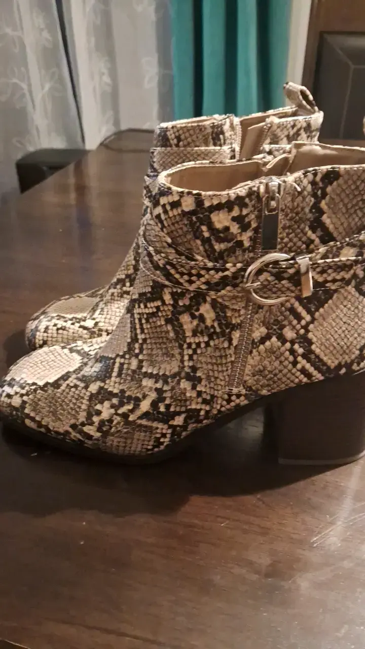 Botines de cuero sintético con estampado de serpie - 2