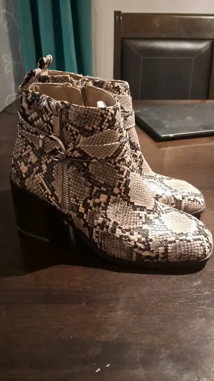 Botines de cuero sintético con estampado de serpie - 3