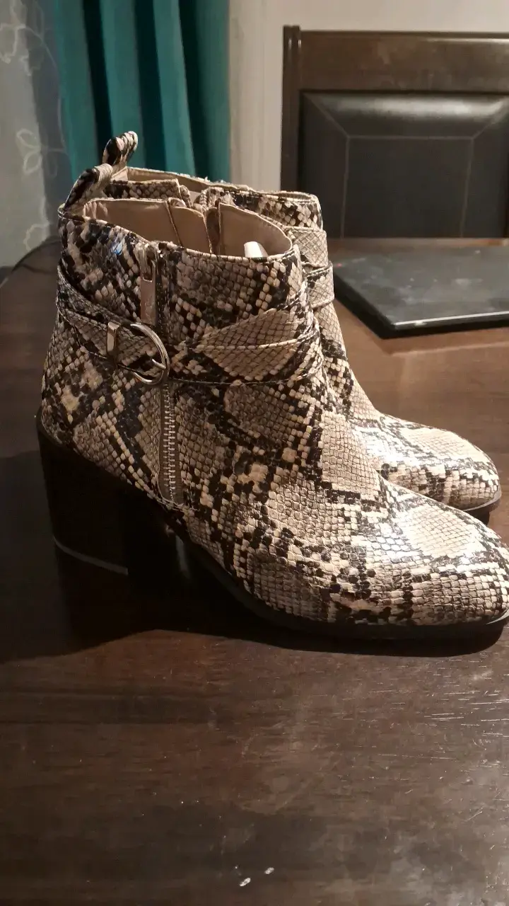 Botines de cuero sintético con estampado de serpie - 4