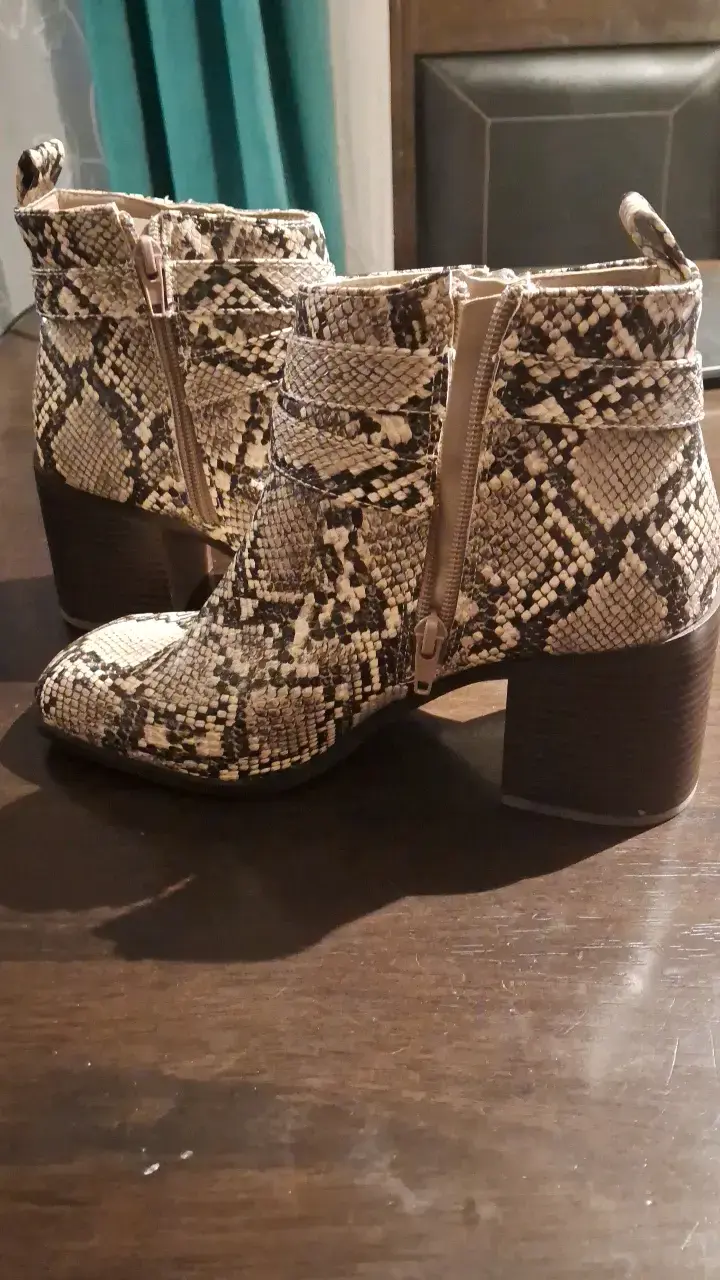 Botines de cuero sintético con estampado de serpie - 5