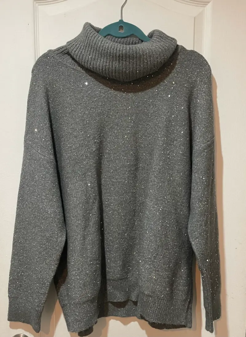 Suéter gris con cuello alto tortuga y brillo - 1