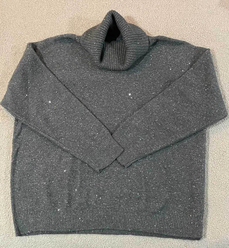 Suéter gris con cuello alto tortuga y brillo - 2